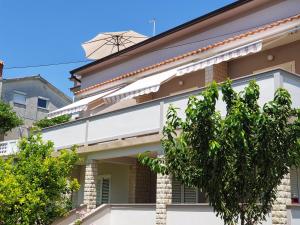 Ferienwohnung für neun Personen im zweiten Stock mit privater Terrasse