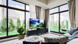 Trophy-Lux Villa w Big Garden & BBQ Grill