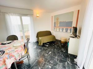 French Riviera centre ville plage port balcon panoramique et Clim