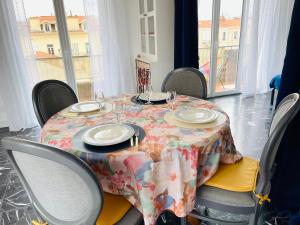 French Riviera centre ville plage port balcon panoramique et Clim