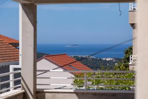 Dubrovnik 3BR Apartment with Balcony - Partial Sea View - Free parking
