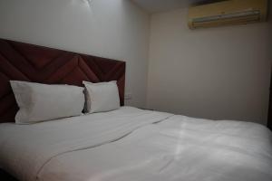 Luxurious 1BHK Apartment in Gurgaon with Shared Pool and BBQ Area