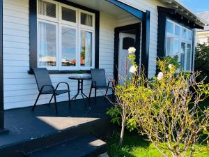 Pretty Villa Close to St Clair Beach private parking