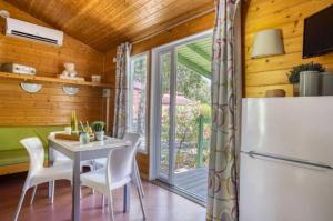 Campings Camping - Piscine - ccai0bg : Maison de Vacances 7