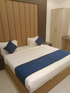 Hotel Grand Empire, Banquet, Swimming Pool with Taj View