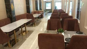 Hotel Grand Empire, Banquet, Swimming Pool with Taj View