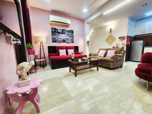 Luxurious modern 2BHK prime location Delhi (13)