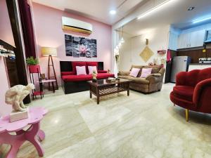 Luxurious modern 2BHK prime location Delhi (13)