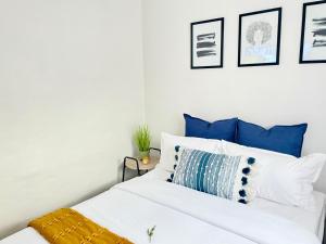 Cute Cozy Cottage near Sandton with Private Patio