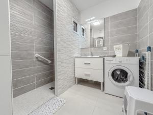 T3 lumineux avec jardin, parking et piscine