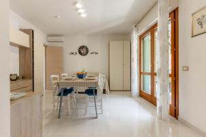 GuestHost - Bright Apartment X4 with Terrace!