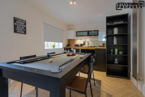 Homely Apartment with Pool Table & Wifi, Sleeps 4