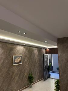 استديو انيق بحي العقيق ببلكونه خارجيه ودخول ذكي