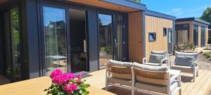 Beachvibe huisje met zandtuin vlakbij zee VP091