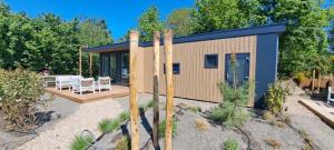 Beachvibe huisje met zandtuin vlakbij zee VP091