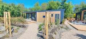 Beachvibe huisje met zandtuin vlakbij zee VP091