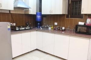 Luxurious modern 2BHK prime location Delhi (13)