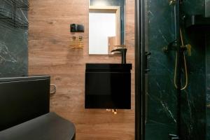 Więckowskiego Bright Apartment in the Center of Łódź by Noclegi Renters