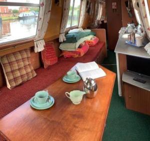 Stone - Boat - Sleeps 4 - Pet Friendly - 85ws