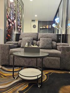 Free Airport Pick Up ! 12th Floor Cozy Studio Room, 5 mins walk to IconSiam & BTS