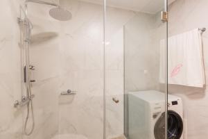 Kotsifi Stays - Cozy 2BR with Rooftop Terrace!