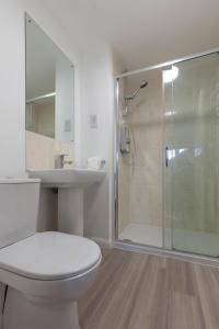 Modern & Spacious 4 Bedroom House in Yeovil