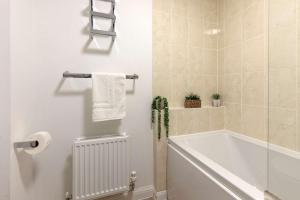 Modern & Spacious 4 Bedroom House in Yeovil
