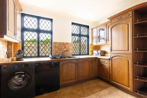 Lux 8Br Thamesfront Villa w Yacht & Sauna