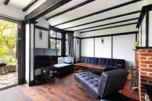 Lux 8Br Thamesfront Villa w Yacht & Sauna