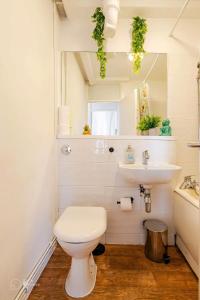 Smart 2BR City Stay with Rooftop View