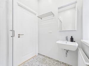 Central 2BR Apartment - 10min to Old Town