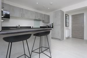 New 2 bed & 2 bath flat w balcony & private parking