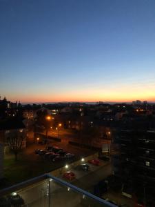 New 2 bed & 2 bath flat w balcony & private parking