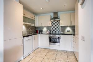 Treetops - Modern Apartment, Moments from Poole Quay