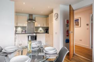 Treetops - Modern Apartment, Moments from Poole Quay