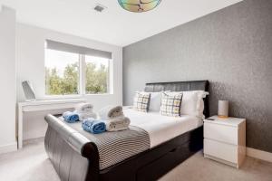 Treetops - Modern Apartment, Moments from Poole Quay