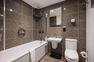 Treetops - Modern Apartment, Moments from Poole Quay
