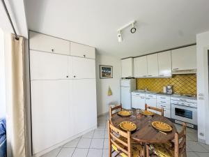 Apartment Les Roses Lauriers by Interhome