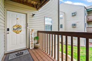 Family and Pet friendly ground level Condo, 4 mins to Silver Dollar City, Amazing Ozark Mountain Views