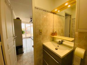 Appartements Appartement 50 m de la plage vue mer : photos des chambres