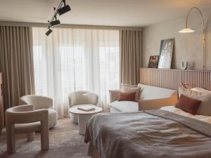 Deluxe Room with a King size bed room in Best Western Plus John Bauer Hotel