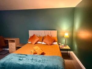 Stunning Villa with Secluded Garden, Sleeps 10, ideal for Groups & Families