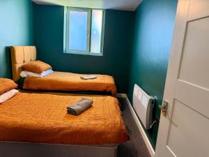 Stunning Villa with Secluded Garden, Sleeps 10, ideal for Groups & Families