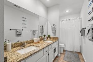 Family and Pet friendly ground level Condo, 4 mins to Silver Dollar City, Amazing Ozark Mountain Views