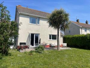 Palms - spacious, 3 bedroom, pet friendly, family holiday home