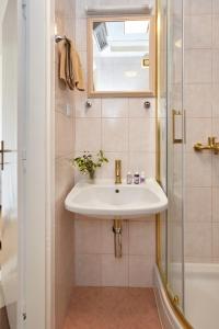 Johnnys place with free parking & balcony