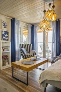 Delightful tiny river-view home