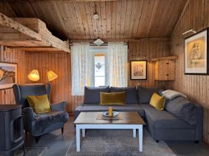 Traditional cabin with sea view and balcony  room in Sakrisøy Rorbuer