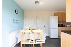 3 Bedroom House By B and R Serviced Accommodation Amesbury With Wifi & Free Parking