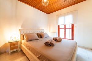 Cretan Country Villa with Shared Pool 2